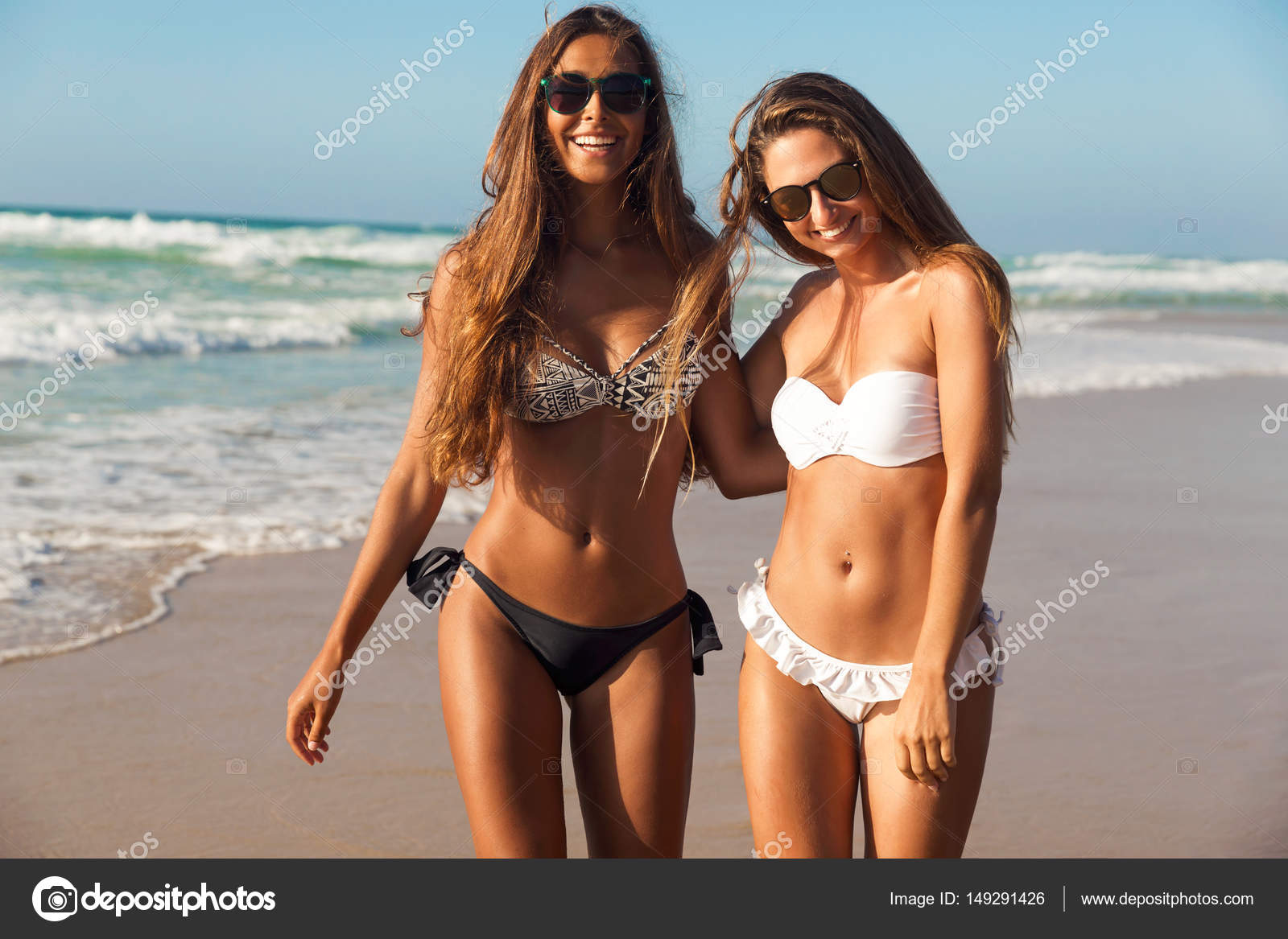 Meninas bonitas andando na praia fotos, imagens de © ikostudio #149291426